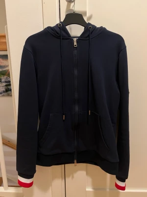 Moncler zip hoodie - Moncler zip hoodie i nyskick. Använd 3-5 gånger. Säljer pågrund av ingen användning. Vid fler bilder eller frågor är det bara att skriva, Pris kan diskuteras.