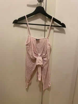 Ljusrosa linnetopp med knyt - Söt ljusrosa linnetopp med smala axelband och knyt framtill