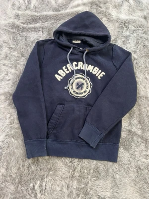 Abercrombie & Fitch hoodie - Säljer denna sällsynta och mycket eftertraktade Abercrombie & Fitch hoodie | Storlek S | Skick 9/10 | Vid eventuella frågor hör gärna av dig och erbjuder bra pris vid köp av bundle 😁✅