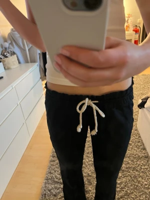 Svarta linnebyxor - Säljer ett par svarta Roxy linnebyxor med knyte i storlek S. Innerbenslängden är 74cm och midjemåttet är 40cm rakt över. Skriv om du undrar något💕