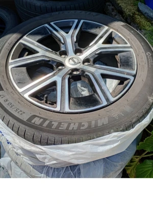 Michelin däck med Volvo fälg - Michelin däck med Volvo fälg med däck storlek 225/50 R17 Primacy. Mönsterdjup 5 mm. Årtal 2022 och vecka 10. I mycket bra skick och sparsamt använda. Hämtas i Skene och Skickas ej.
