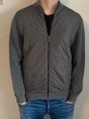 Massimo dutti hybrid cardigan  - Fint skick, finns en defekt och den ser ni på sista bilden på vänster sida av jackan, inget som påverkar eller inget man ser den är stängd.