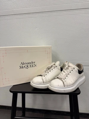 Alexander McQueen skor  - Ett par skor från Alexander McQueen i bra använt skick! Storlek 42 passar även 43. Självklart äkta. Hör av er vid frågor!