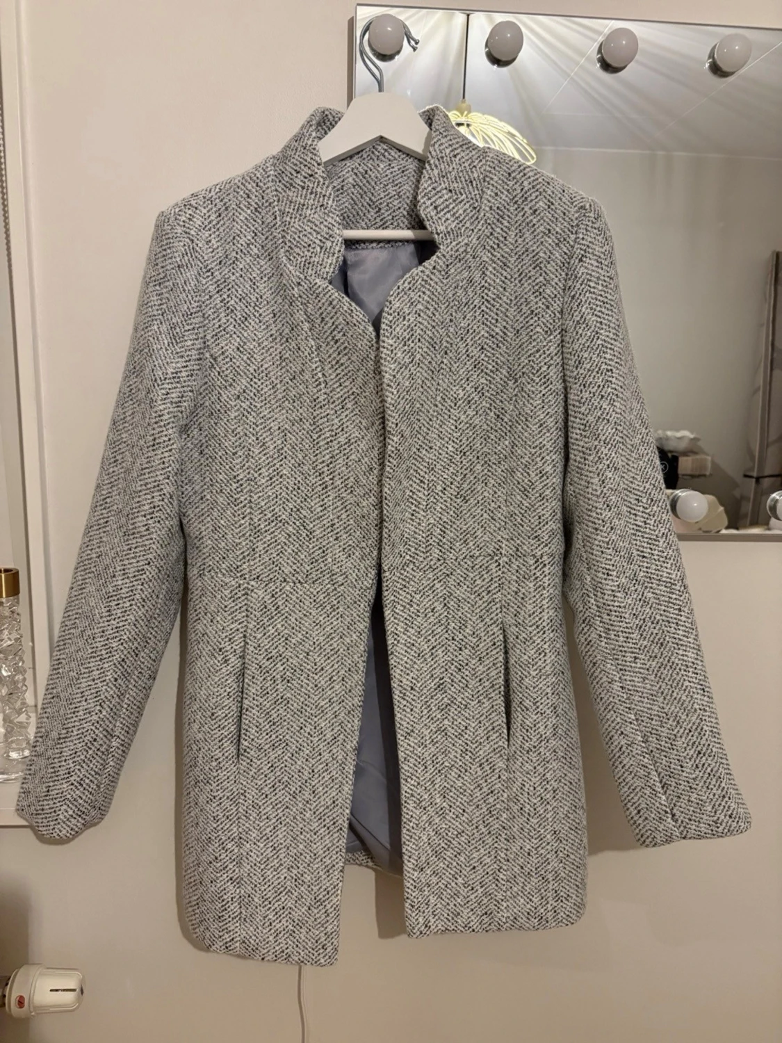 Gråmelerad kappa med mönster