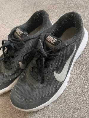 Nike skor  - Svarta Nike skor som passar perfekt för träning / gym 🤍 inga defekter förutom nippriga på insidan men inget som märks eller syns när man bär dem! 