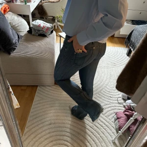 Bootcut jeans - Blåa bootcut jeans med nice detaljer på fickorna. Pris kan diskuteras!