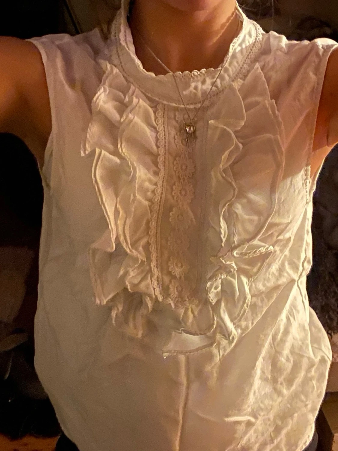 Vit blus med volanger och spets - 1