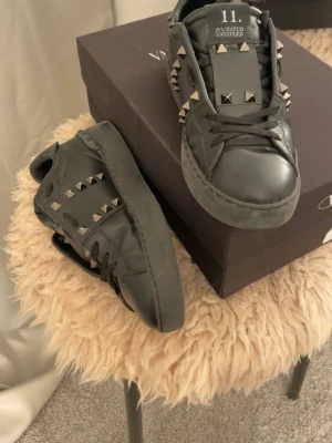 Svarta valentiono skor - Skit snygga valentino skor i storlek 35,5 dom är ganska stora i storlek, jag har 36/37 och kan använda dom. Om ni undrar något om pris eller fler bilder osv så är ett bara att höra av sig❤️