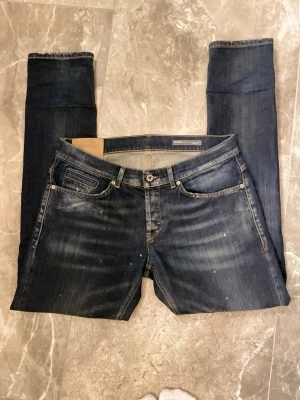 DonDup george - Jeans ifrån Dondup. Modellen är George och i st w35. (Små i st) super bra skick 9/10. Jeansen har en snygg tvätt, feta slitningar och paint splatter design