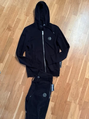 Philipp Plein set. Hoddie + byxor.  - Philipp Plein mjukissett. Hoddie är i storlek S och byxorna är i storlek M. Finns i Helsingborg. Vill du köpa endast hoddien eller byxorna funkar det med. 