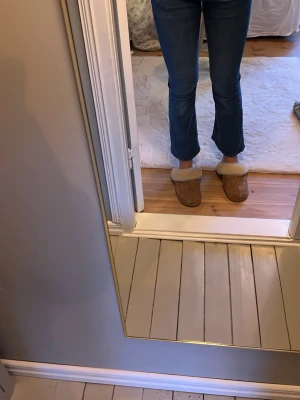 Blå bootcut jeans lindex  - Säljer ett par blå bootcut jeans med lätt utsvängda ben och klassisk femficksmodell. Jeansen har en snygg tvätt med subtila slitningar och är tillverkade i stretchigt denimtyg för extra komfort. Perfekta till sneakers eller boots!