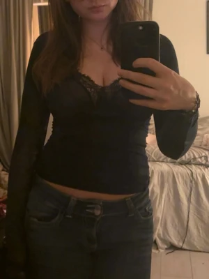 Marinblå intimissimi topp - Säljer min marinblå/mörkblåa intimissimi. Ser svart ut på första bilden och lila ut på bilderna när tröjan ligger ner men den är mörkblå. Lite slitage finns på den. Det som finns är en tråd vid midjan som sticker ut och man ser inte storleken så tydligt längre uppe vid nacken. 😊                      köpt för 300kr