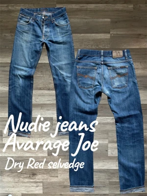 Nudie Jeans Average Joe blå denim - Modell Avarage Joe Dry res selvedge id  As snygga fades och slitningar 30/36  Mått: Midja 37,5 Längd 107 Benöppning 19,5cm Lår 26  Skriv om ni har frågor! Fraktas samma eller nästa dag📦🚛