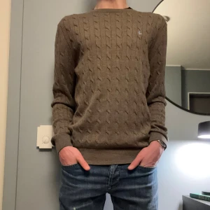 100% merinoull Morris - Säljer denna feta 100% merinoull tröja från Morris. Hör av dig om du har nån minsta fundering 💭 🤝.         Modellen på bilden är 179 cm lång.