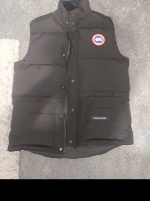 Canada Goose vest - Storlek M, använd bara ett par gånger. Är i topp kondition. Säljer då jag behöver pengar för att köpa annat.