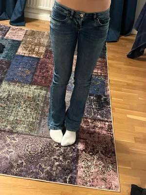 Blå bootcut jeans med låg midja - LTB jeans i modellen den populära modellen valerie! Storlek W25/L34  Skulle säga att de passar mig som brukar ha xs/s i jeans  Passar mig i längden som är ca 168  Öppen för prisförslag  Skriv om du har frågor/ vill ha fler bilder💕