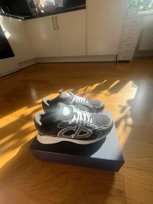 Svarta  sneakers med vita detaljer - Svarta  sneakers med vita detaljer. Storlek 44 men passar 43 också. Helt nya