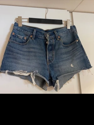 Levi's blå jeansshorts - Säljer mina Levi’s shorts i modellen 501 strl W25