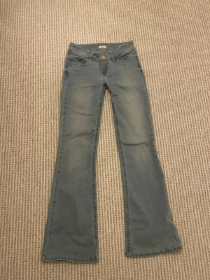 Ljusblå bootcut jeans från Nelly - Säljer ett par helt nya jeans från Nelly orginalpris 699 men säljer mcyet billigare, inte använd unna dig. Kan sänka pris för snabb köp