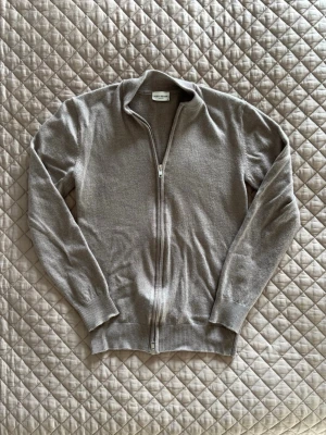 John Henric fullzip 100% merino ull - Säljer nu min john henric fullzip då den är lite tajt. | Storlek S. | Fin färg. | Passar till både vardag och fest. | 100% merino ull. | Släng iväg en signal vid funderingar så svarar jag snabbt. | 