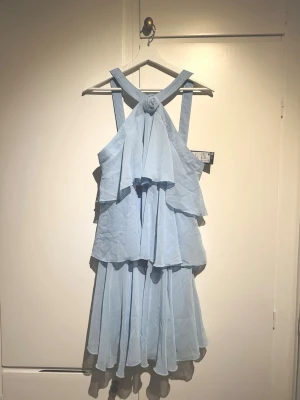 Ljusblå klänning med volanger - VMFELICIA kort klänning från Vero Moda i strl M  https://www.veromoda.com/sv-se/product/10329767_1243/normal-passform-halterneck-kort-klaanning