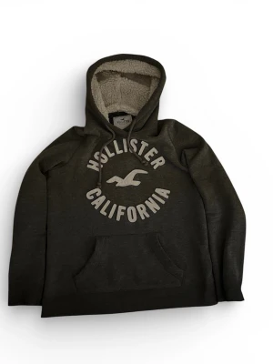 Hollister - Tja säljer hollister tröja skriv vid frågor eller mer bilder ⭐️skick 8/10 📦fraktar samma dag.