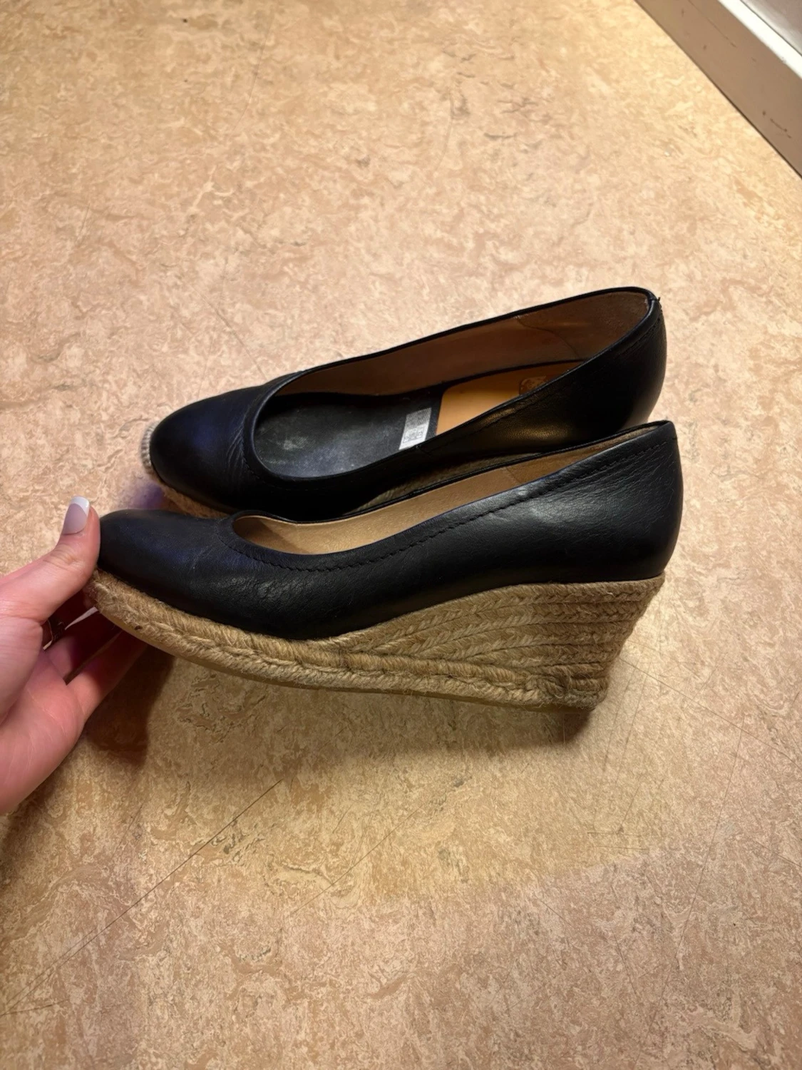 Svarta wedgespumps med flätad kilklack - 1