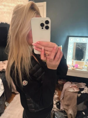 Moncler cardigan dam  - Skriv privat för kvittot 😊 Taggs följer med. Den är en mindre S, skulle säga XS. Knappt använd ❤️ köptes förra året.