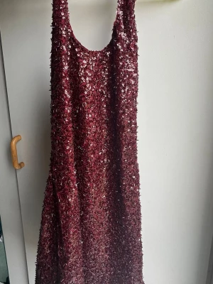 Vinröd paljettklänning med djup rygg - Aldrig använt 