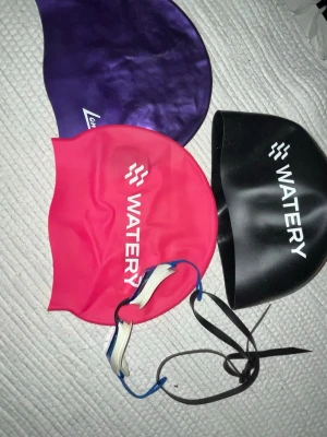 Badmössor & simglasögon  - 2 badmössor från Watery och en från Lane4. Simglasögonen är från arena. Allt kan säljas som en bundle eller separat. Hör av dig för diskussion av priser💕