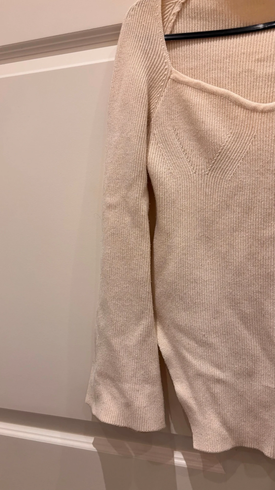 Beige stickad tröja med fyrkantig ringning - 2