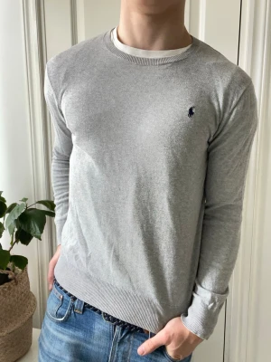 Ralph lauren sweatshirt  - Ralph lauren sweatshirt - ganska tun ändå. Använd men Inga defekter! Modellen i bilderna är 180 cm 75 kg och bär Storlek S (Xl barn) , Kom med frågor! 🌟 (Kan gå ned i pris vid köp av paket 😉) 