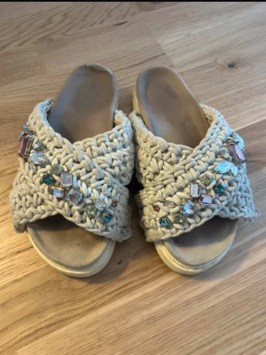 Inuikii tofflor - Så fina, använda och lite slitna vid fästena, men fortfarande snygga! Säljer dem då jag vill ha pröva en annan färg 🥰Stoleek 40 passar mig med 40, kan passa en 39 också. Sänker gärna pris vid snabbt köp (samma dag).