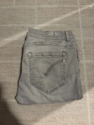 Dondup George - Tjena, säljer nu dessa riktigt snygga Dondup George i Stl 35 men fits 33. Dom är i riktigt bra skick. Nypris 3000✅Vid minsta funderingar så är det bara att höra av sig//Allt gott