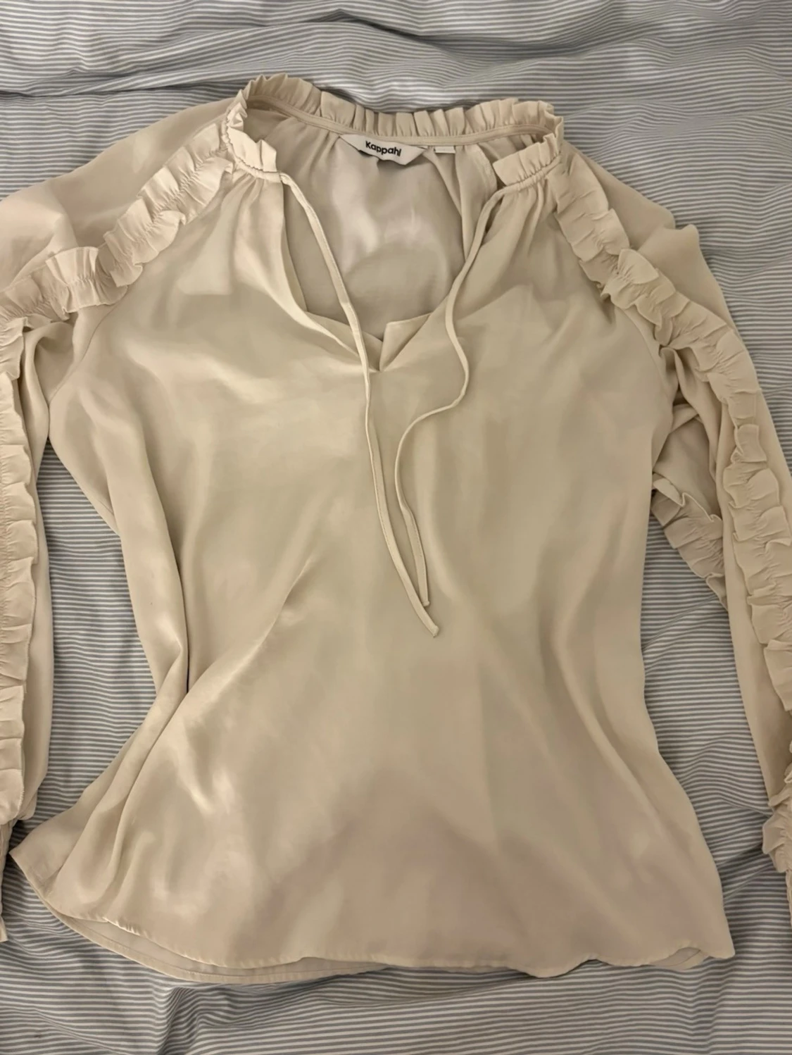Beige blus med volang från Kappahl