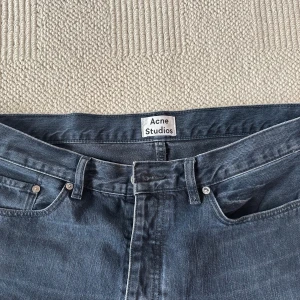 Svarta raka jeans Acne Studios - Storlek W34/L34. Märke: Acne Studios. Fint skick