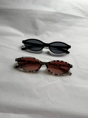 Solglasögon 2 st - Helt nya aldrig använts. Båda medföljer