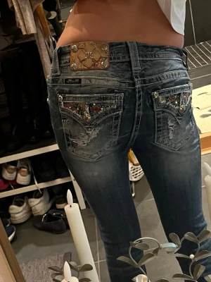 Miss me jeans - Medel/lågmidjade miss me jeans med slitningar och jättecoola fickor. Ursprungspris 1200 kr. Passar mig som är 162, kan passa någon som är längre💕💕