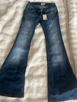 Blå bootcut jeans från 157 - Lågmidjade jeans och de har prislappen kvar. Storlek xs short. Säljer för att de är för korta för mig, de är bara testade. Annars helt nya.