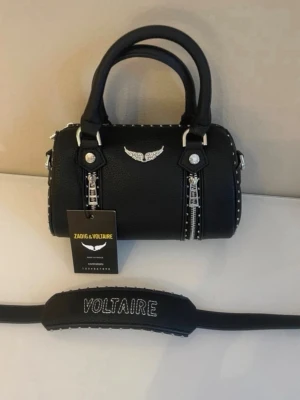 Svart Zadig & Voltaire handväska - Allt i bilden följs med 😊 Inga fläckar eller slit .
