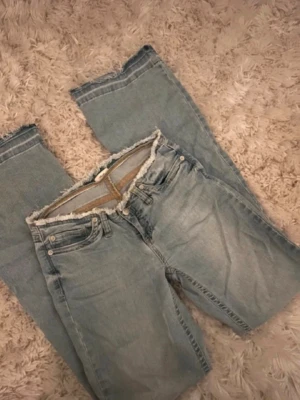 Nelly jeans - Skitsnygga men kommer inte till användning. Använda någon enstaka gång bara så väldigt bra skick❤️ De är i strl L men små i storlek så är nog snarare än S/M!