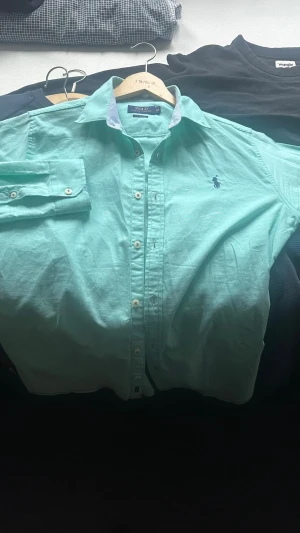 Ralph Lauren Skjorta  - Riksfet Ralph Lauren Skjorta perfekt för sommaren och de varma dagarna, ljus färg, färggald och i goot skick. STROLEK M slim fit riktigt skön. 