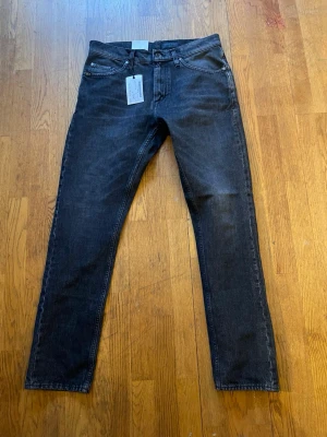 Jeans från tiger of sweden - Säljer ett par riktigt snygga jeans från tiger of sweden. Dom är helt i nyskick och har aldrig använts.
