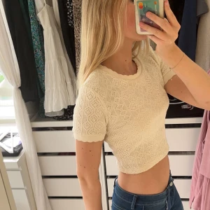 Zara topp - Säljer denna sjukt söta topp ifrån zara som inte säljs längre. I jättefint skick utan defekter. Säljer då den börjar bli för liten för mig. Bara att skriva om funderingar, använd gärna ”köp nu”💘💘