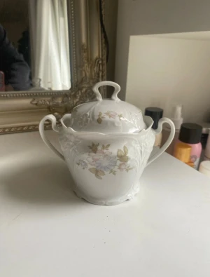 Porslin/sockerskål - Porslin/sockerskål med lock 