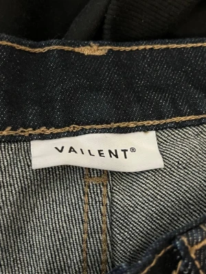 Mörkblå regular jeans från Vaillent - Helt nya snygga mörkblå jeans från Vaillent i regular fit. Bra till streetwear och gjorde i denimytyg. Tyvärr för stora för mig så har inga bilder med dom på mig. 