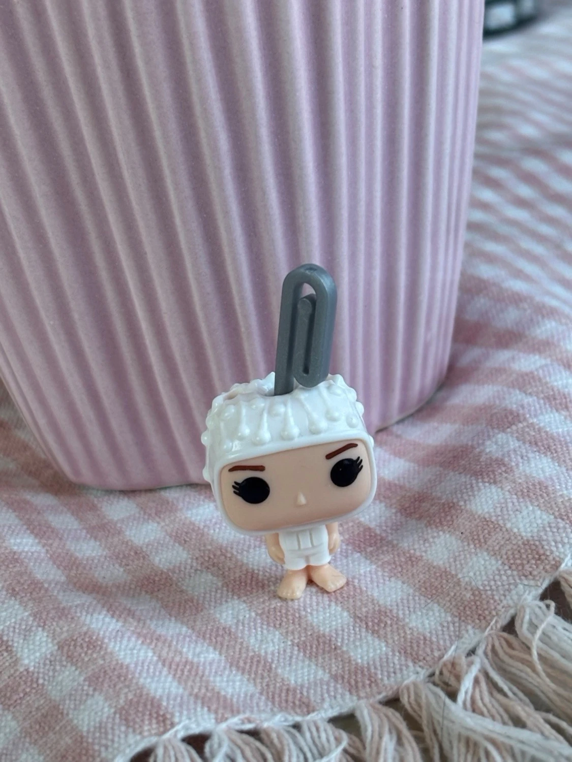 Stranger things eleven kinder joy Mini Funko Pop figur med ögla