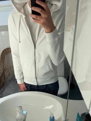 Vit Pier One Zip Hoodie - Tja! Säljer en otroligt snygg Pier One zip hoodie. Väldigt skönt material och bra passform. 10/10 Skick, Som Ny. Storlek - S. Hör av dig vid absolut minsta fundering! Pris ej hugget i sten!