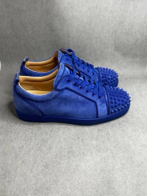 Christian Loboutin - Säljer ett Par Christian Loboutin i Fint skick Skick: 8/10 De är nästan flawless men har en liten smuts fläck högra skon! 🎴 Inkluderat: Dustbag  ingår! ♦️  Pris: 3599kr ej hugget i sten🥇 Storlek: 43 -  ! ♣️  Snabbaffär = priset sänks-SERIÖSA BUD