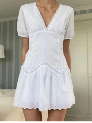 Vit kort klänning med spetsdetaljer - Säljer denna populära klänning från zara, perfekt till studenten! 